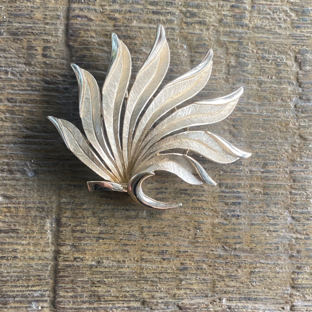 Vintage Crown Trifari Textured Leaves Brushed Satin Gold Tone Sculptural Brooch - Picture 2 of 6